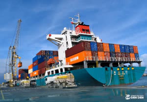 Primera operación de transbordo de contenedores en un puerto argelino